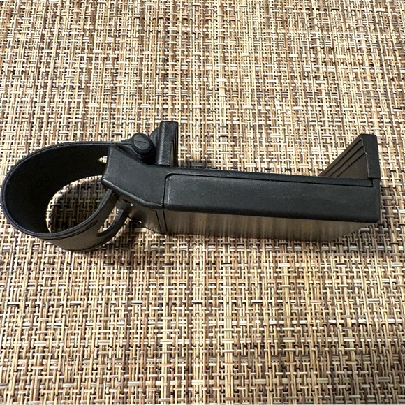 Black Steering Wheel Phone Holder - Picture 7 of 8